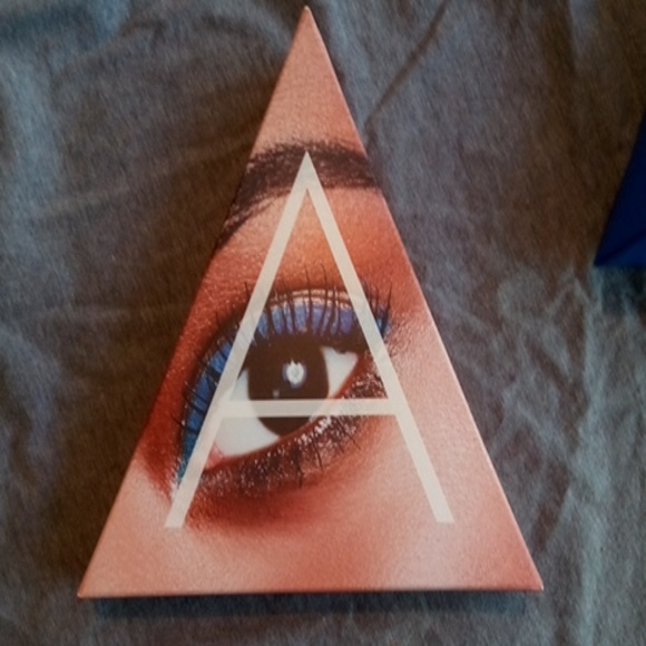 Avon "The Liner Vault" Collection - Picture 3 of 4